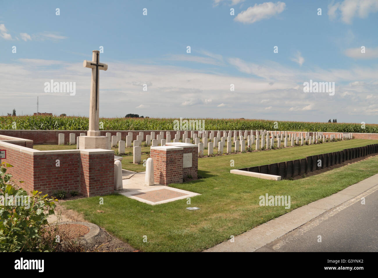 Cross of Sacrifice and headstones in the CWGC Motor Car Corner Cemetery,  Hainaut, Belgium. Stock Photo
