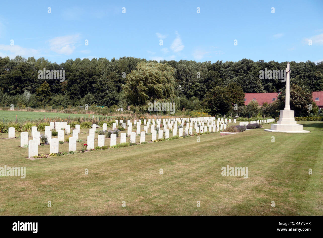 Cross of Sacrifice and headstones in the CWGC Underhill Farm Cemetery, Hainaut, Belgium. Stock Photo