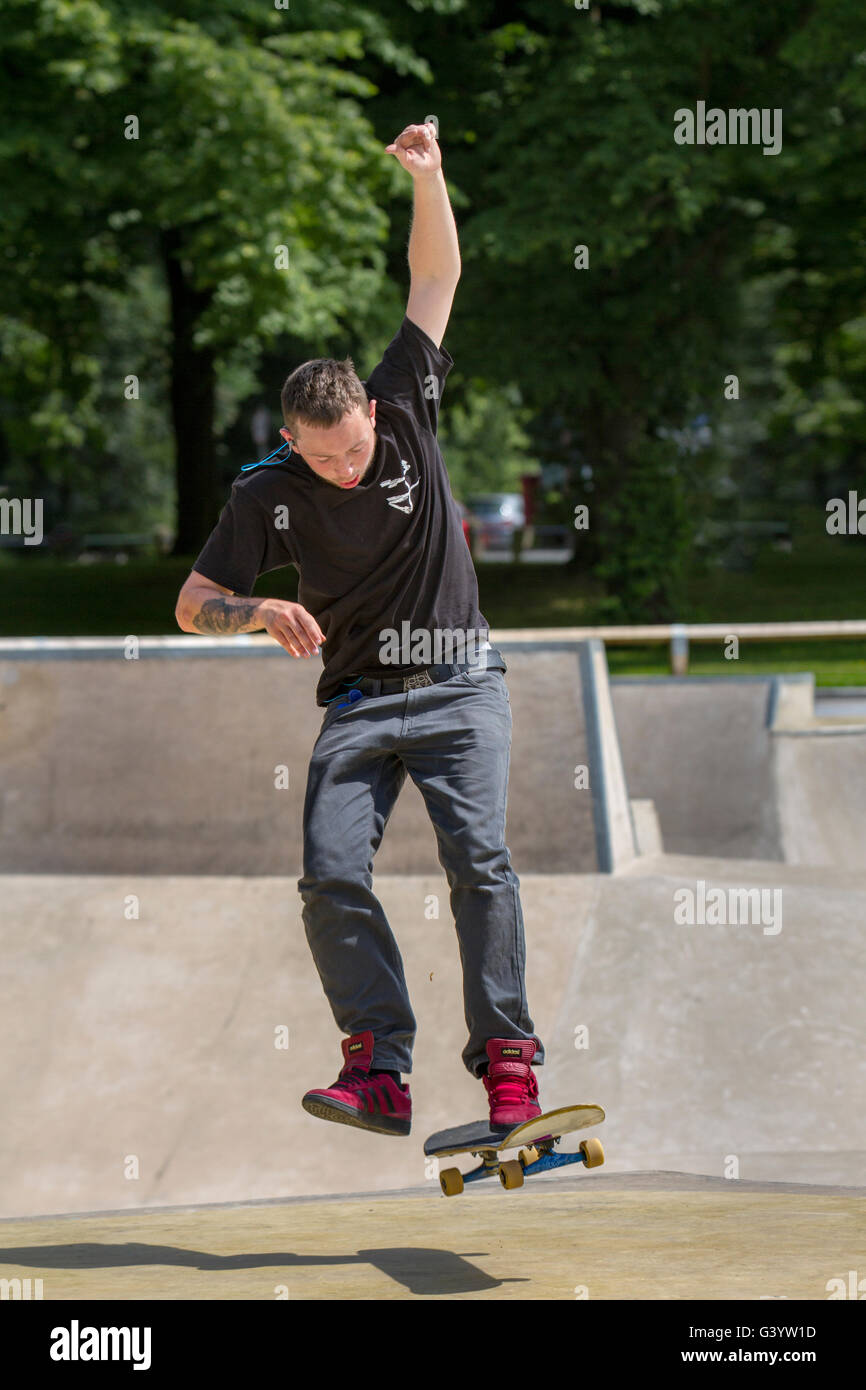 Skateboarders leaps, lunges, skateboard action, jumps, jumping stride,  set-up, load, transition, pivot, takeoff, flight, and landing at the Moor  Park recently opened professional Skate Park. Preston, Lancashire, UK Stock  Photo - Alamy