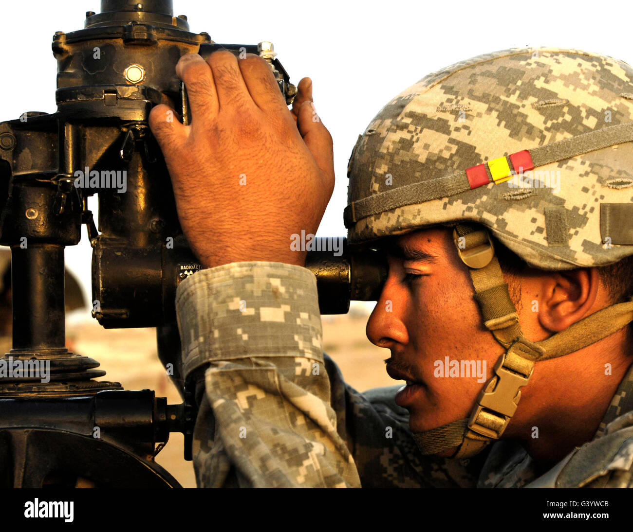 U.S. Army soldier looks through a gun sight on a M198155mm Howitzer Stock Photo Alamy