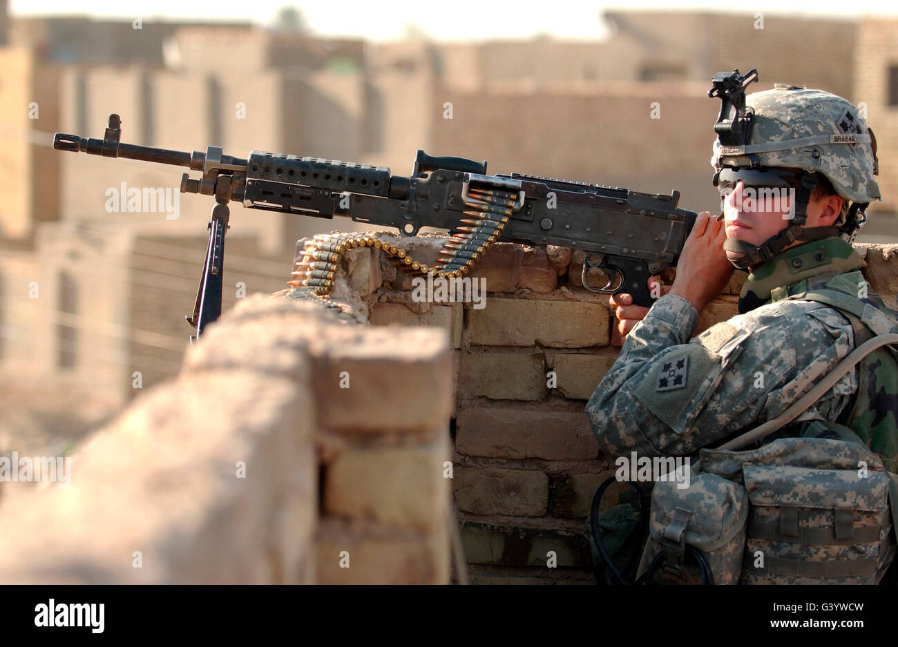 us-army-specialist-stands-security-watch-with-an-m-240b-machine-gun-G3YWCW.jpg