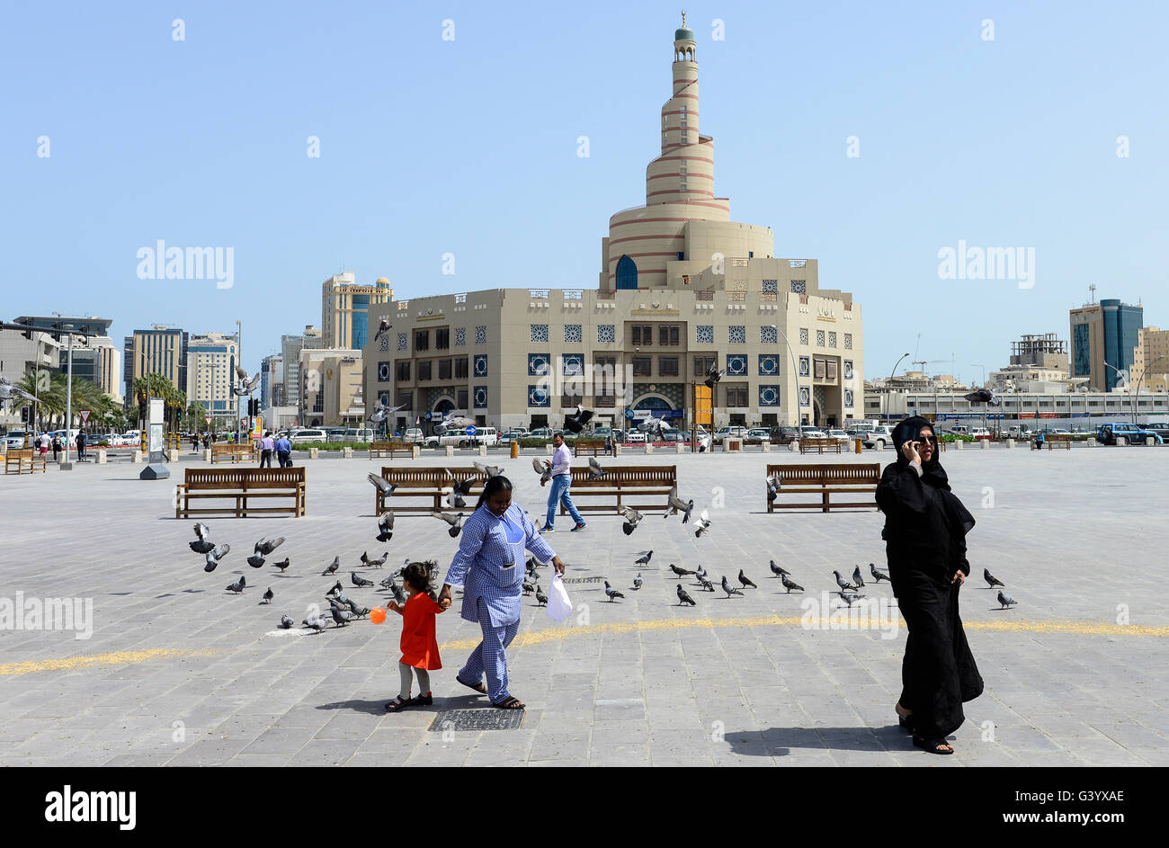 QATAR, Doha, spiral mosque, Fanar, Qatar Islamic Culture Center, muslim qatari woman with asian house maid /  KATAR, Doha, Moschee und FANAR (Qatar Islamic Cultural Center), qatarische Frau mit Kindermaedchen Stock Photo