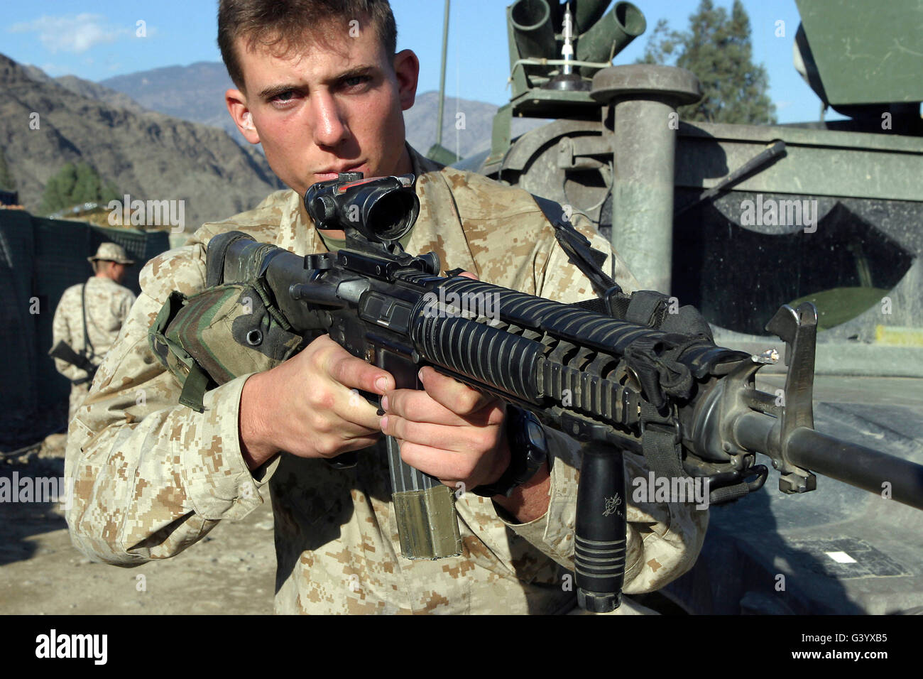 A soldier displays his M16 A4 rifle Stock Photo - Alamy