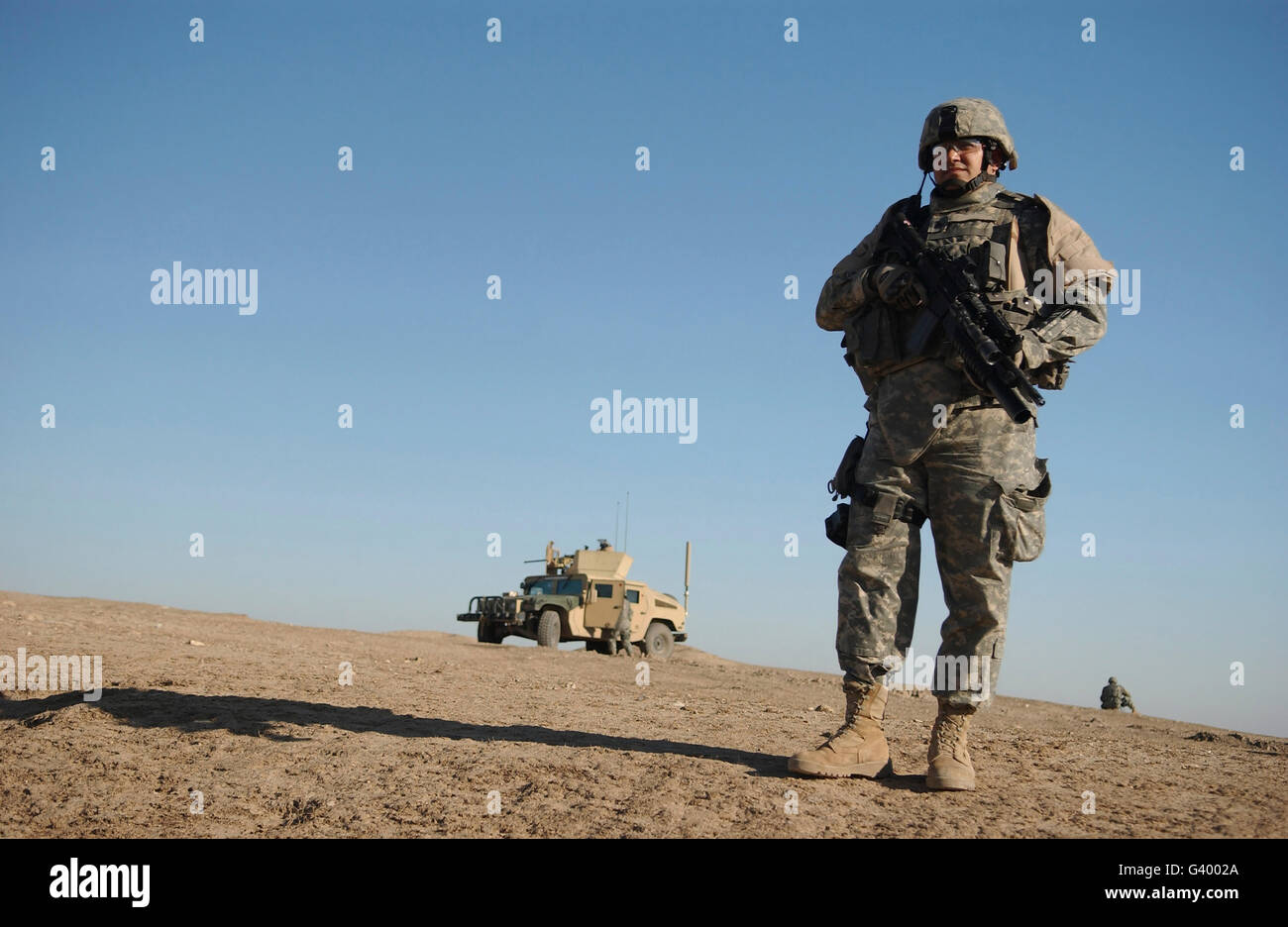 U.S. Army soldier standing watch near an Iraqi police checkpoint in Tall Afar, Iraq. Stock Photo