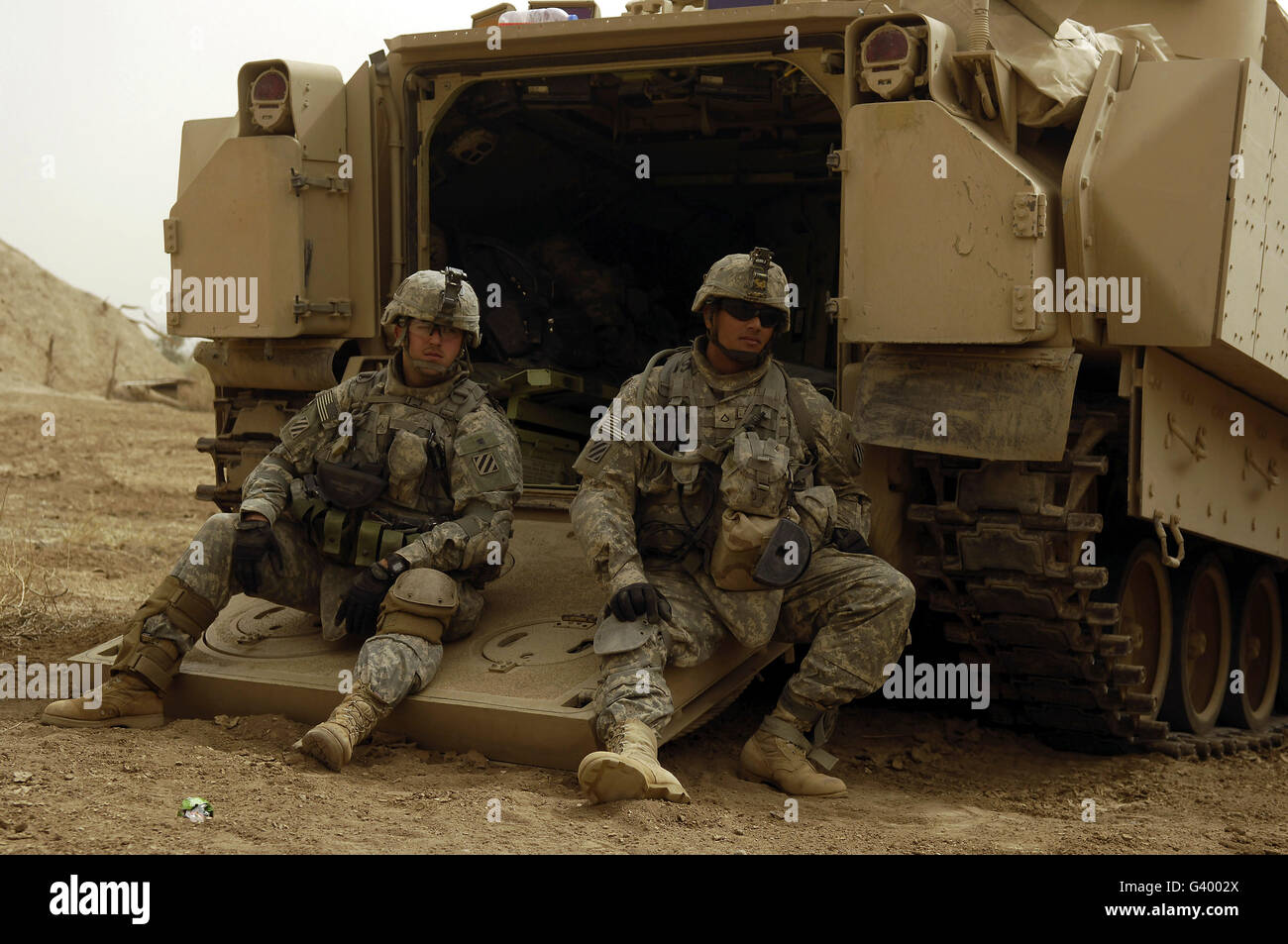 U.S. Army soldiers waiting at Patrol Base Cashe, Iraq. Stock Photo