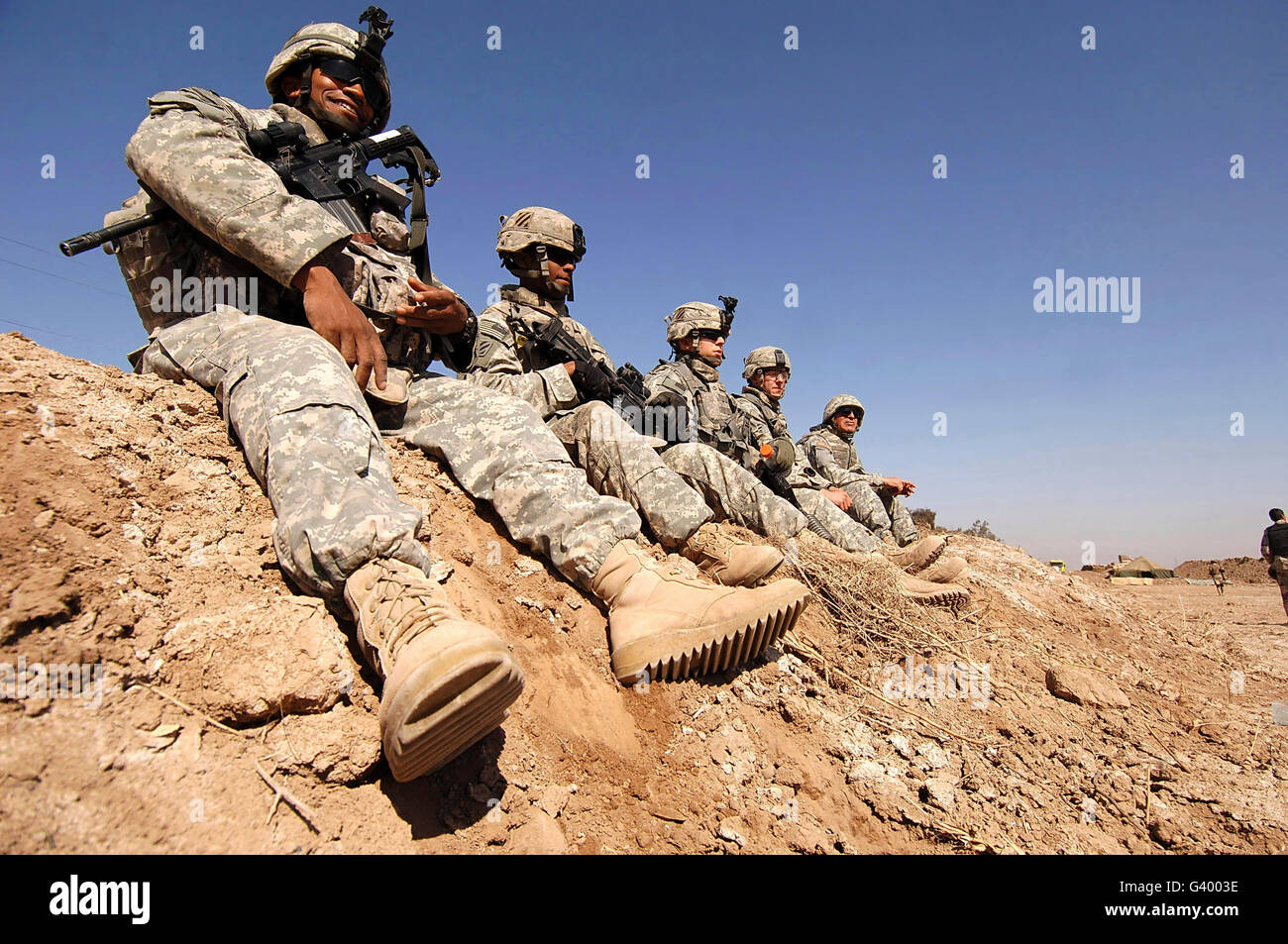 U.S. Army soldiers and Iraqi army soldiers taking a break during training at Tanmiya, Iraq. Stock Photo