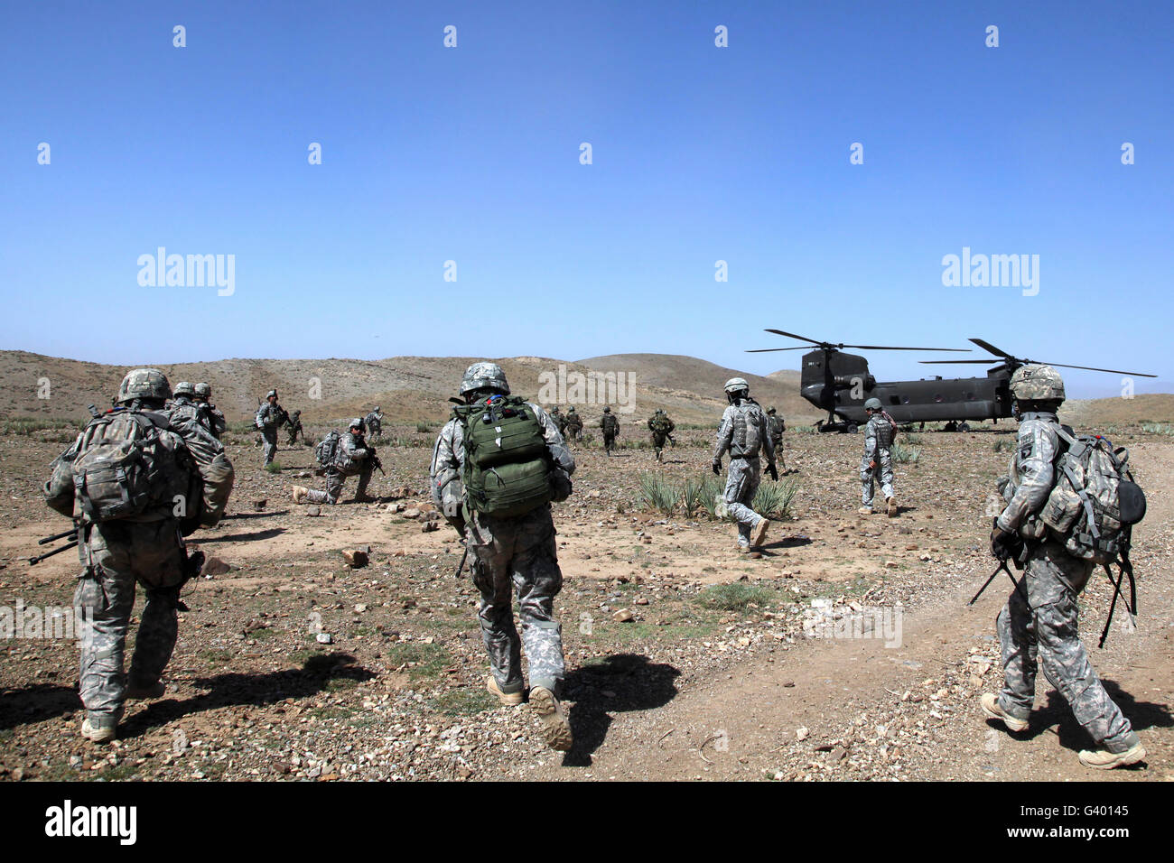 U.S. Army Soldiers run back to their Ch-47 Chinook helicopters in Bak, Khowst province, Afghanistan. Stock Photo