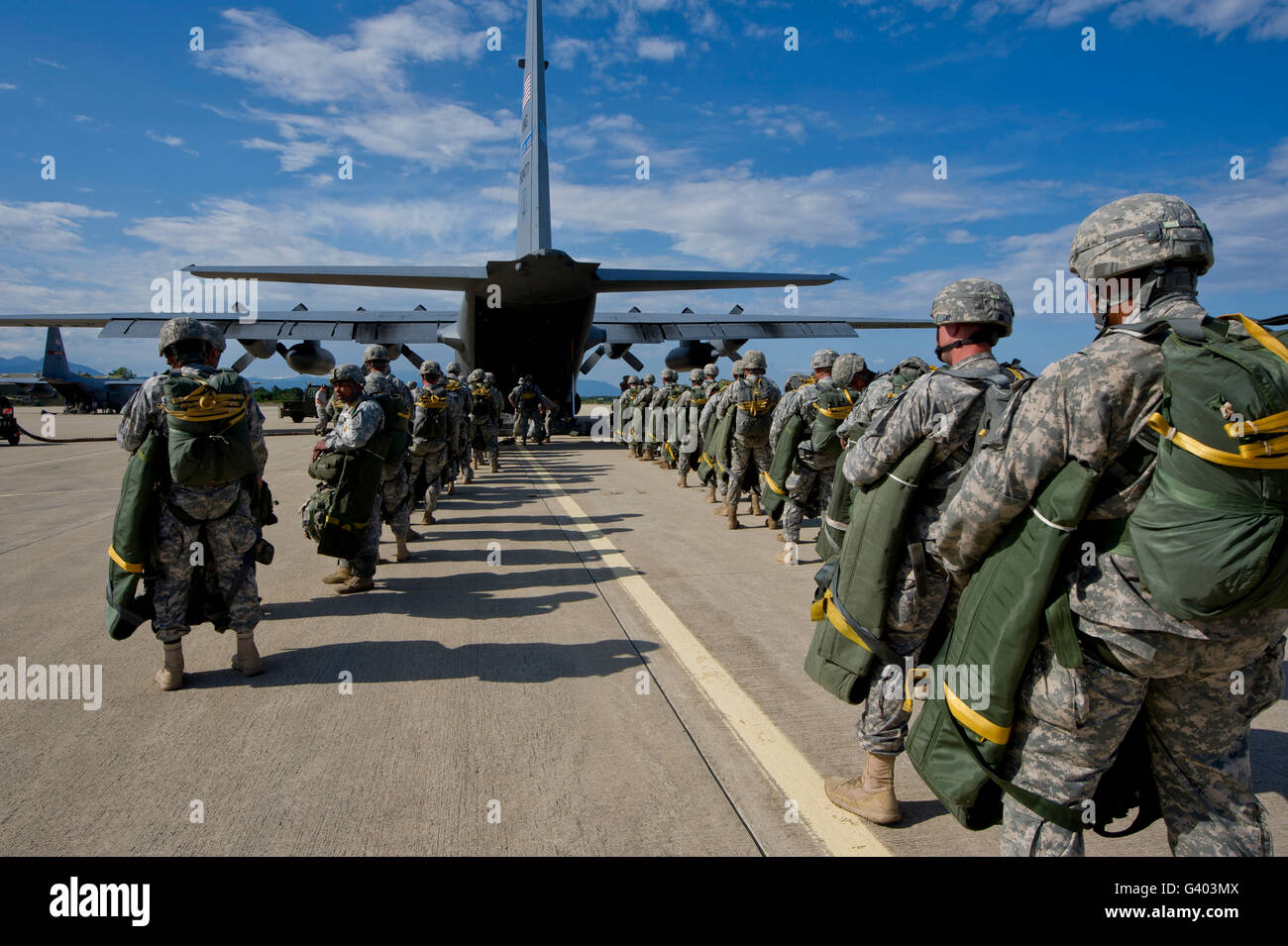 Us army airborne paratroopers jump hires stock photography and images