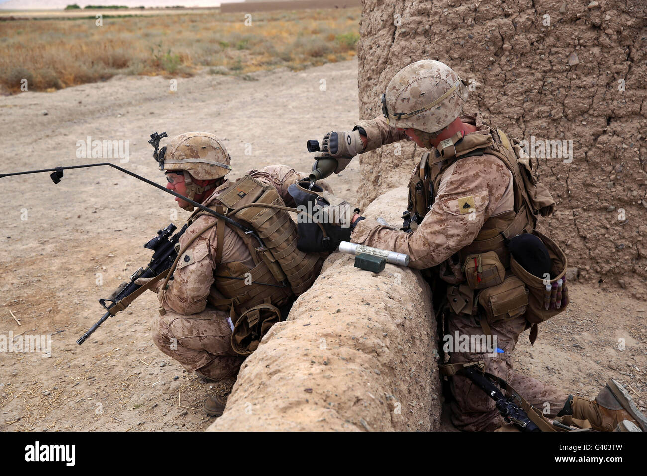 U.S. Marine fills a Camelbak bladder with water for a fellow Marine Stock  Photo - Alamy