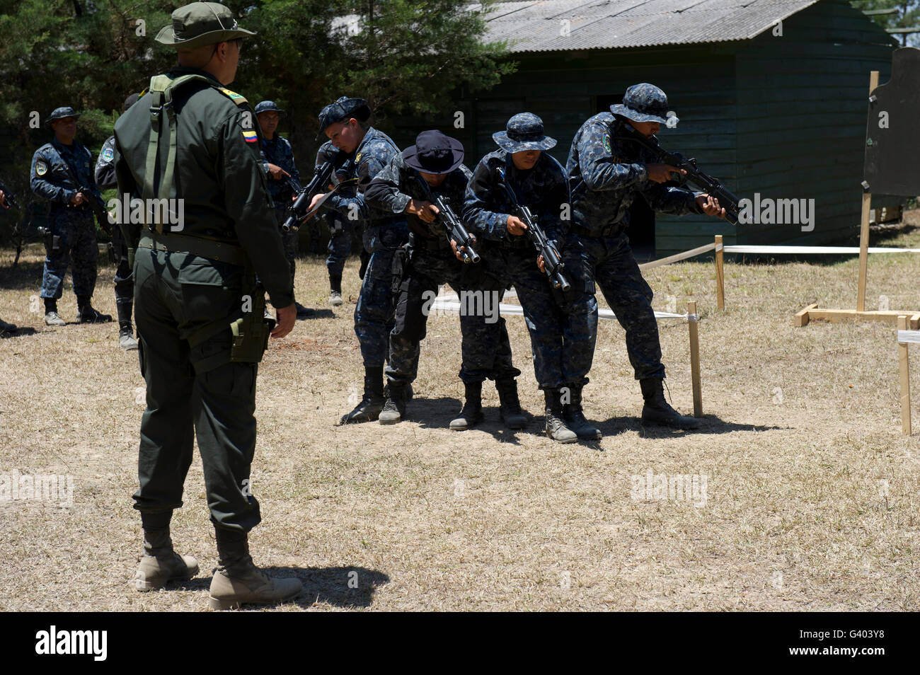A Jungla from the Columbian National Police observes TIGRES trainees. Stock Photo