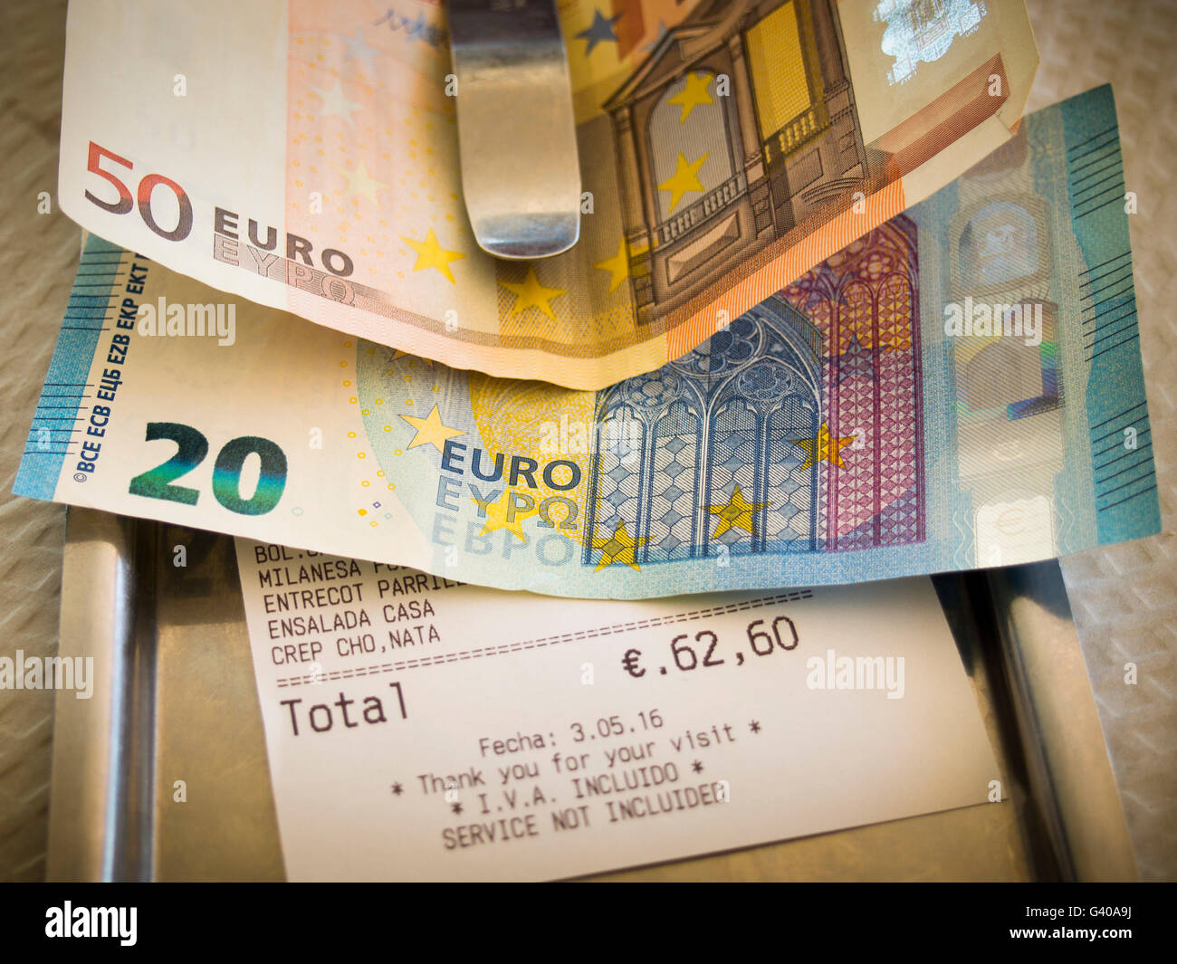 Euro soldi in un libretto di risparmio su un tavolo Foto stock - Alamy