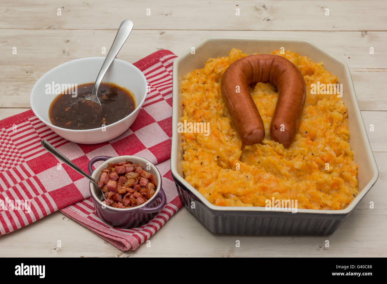 Hutspot - Dutch Mashed Potatoes with Carrots