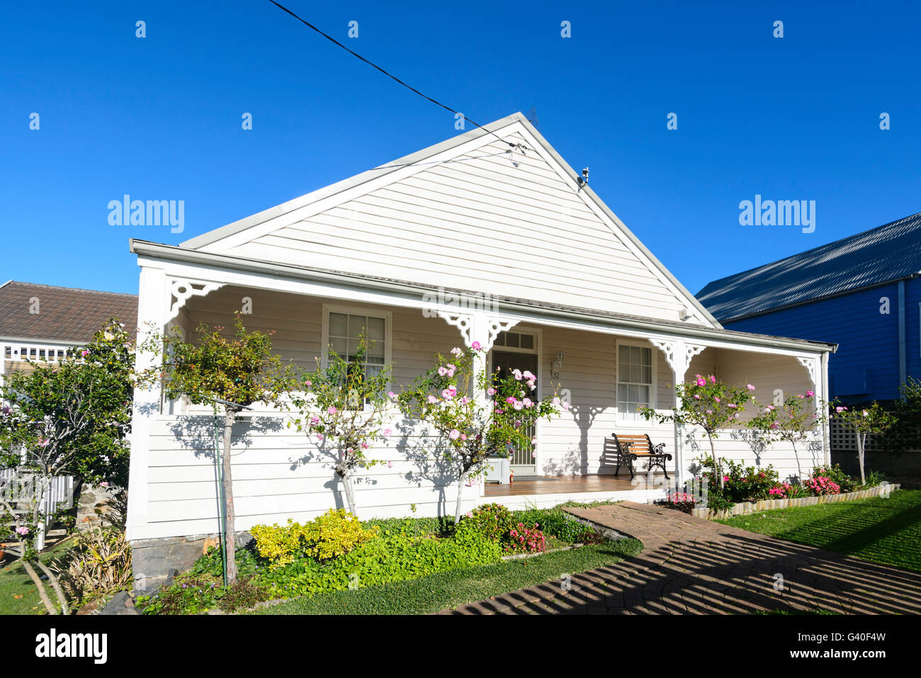 Cottage with white porch hi-res stock photography and images - Alamy