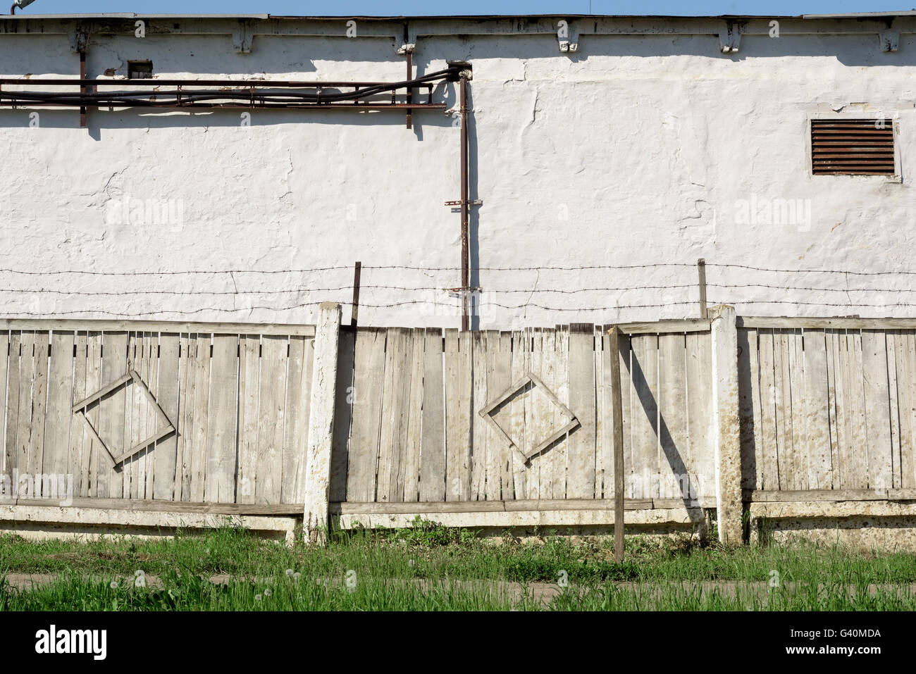 Old Wooden fence and barbed wire Stock Photo - Alamy