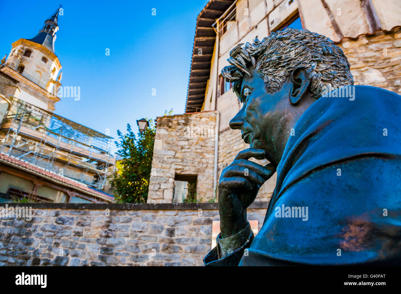 Ken Follet Statue looking at the Cathedral of Santa Maria. Vitoria-Gasteiz, Álava, Basque Country, Spain, Europe Stock Photo