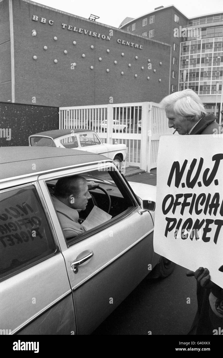 BBC newsreader Peter Woods (in car), arriving at the Television Centre, Wood Lane, London. Woods talks to Michael Sullivan, TV reporter at the picket line. Stock Photo