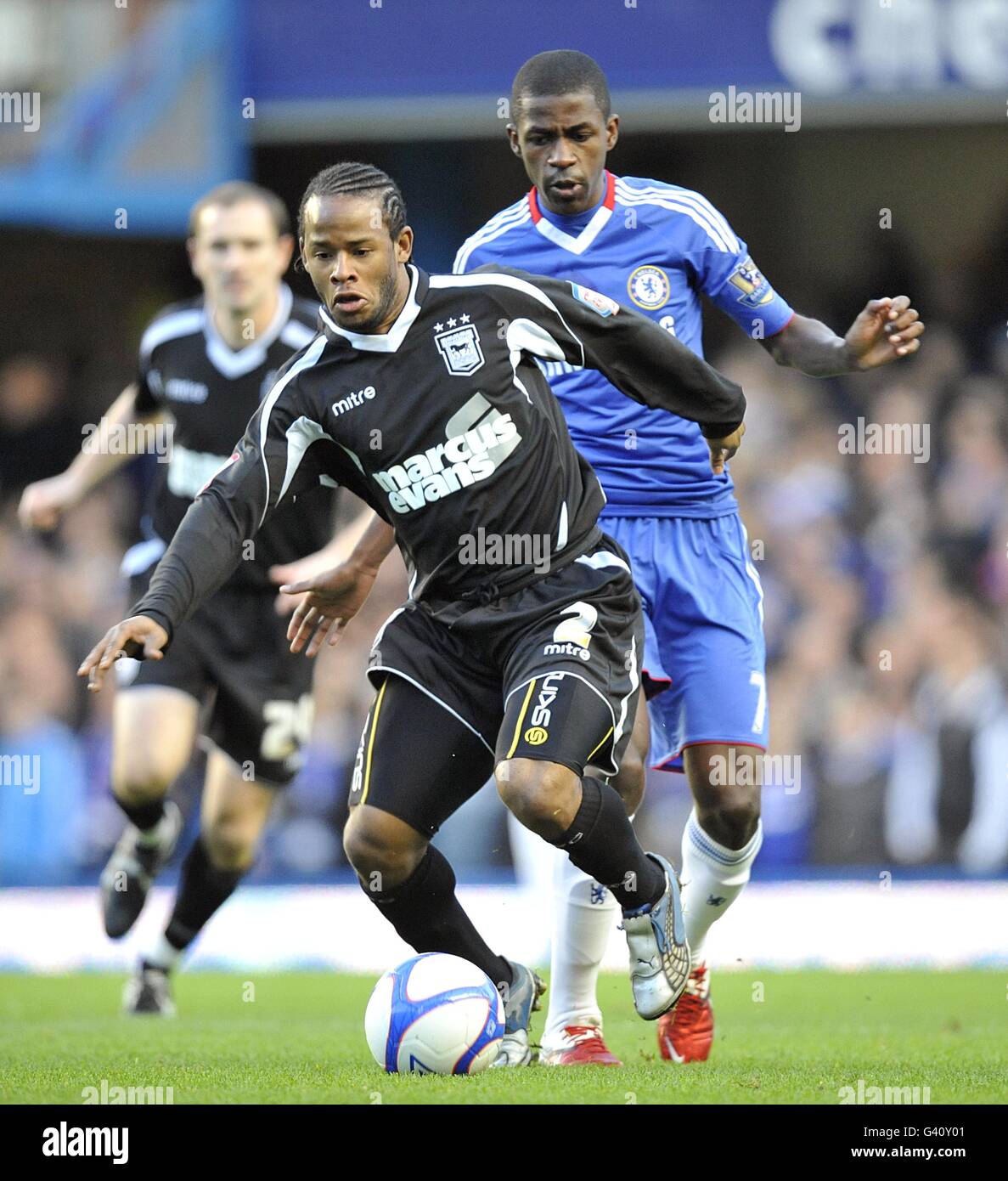Soccer - FA Cup - Third Round - Chelsea v Ipswich Town - Stamford Bridge. Ipswich Town's Jaime Peters (left) and Chelsea's Ramires (right) Stock Photo