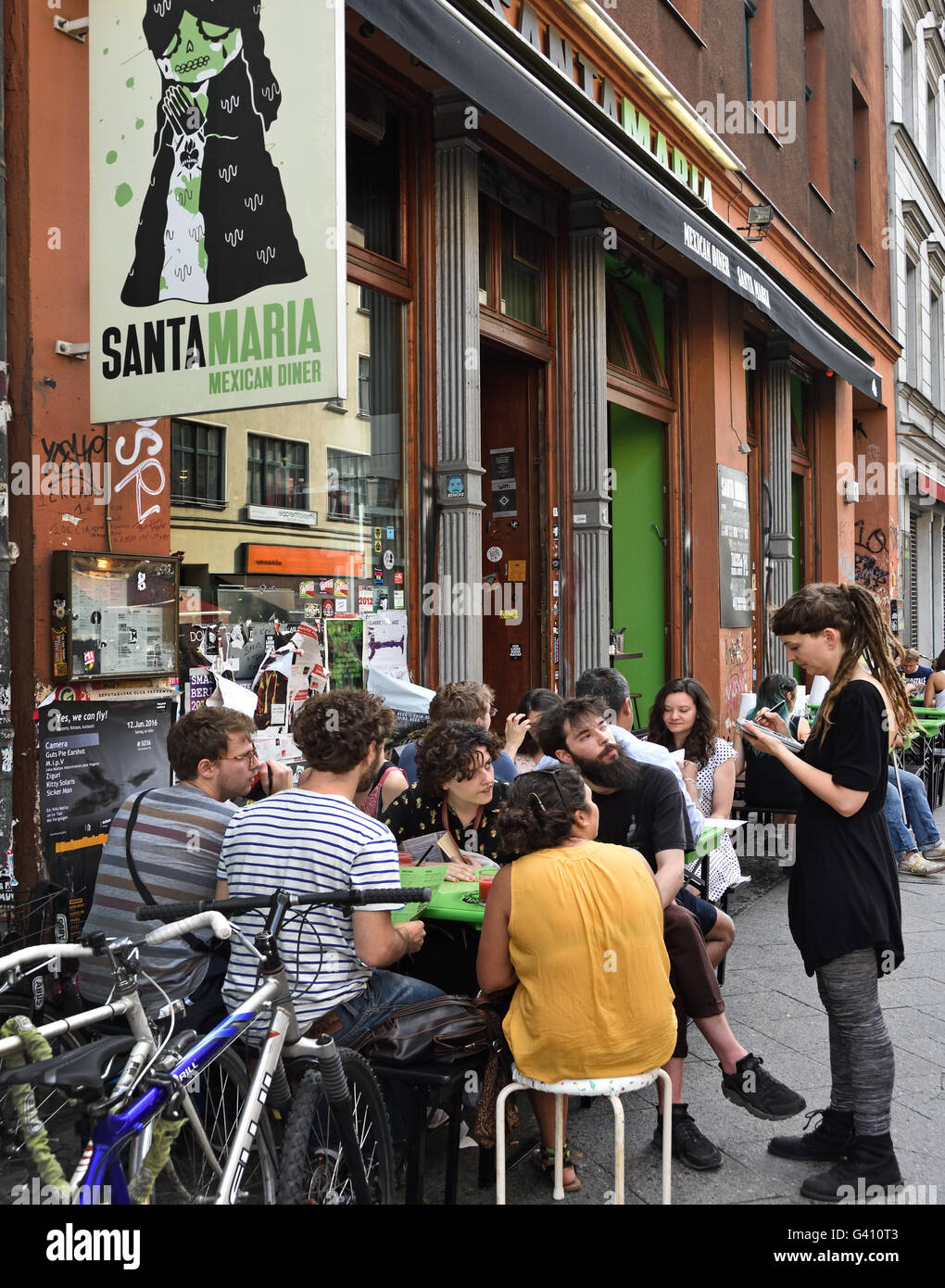 Pub berlin hi-res stock photography and images - Page 17 - Alamy, image size:1020x1390