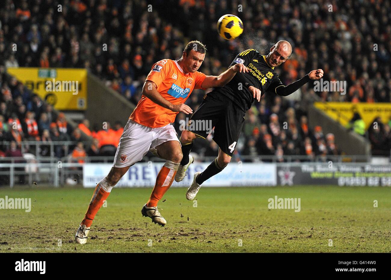 Soccer - Barclays Premier League - Blackpool v Liverpool - Bloomfield Road. Liverpool's Raul Meireles (right) in action with Blackpool's Ian Evatt Stock Photo