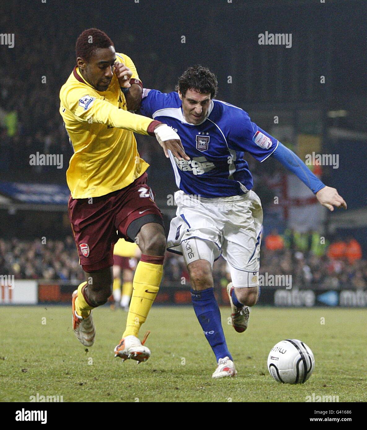 Soccer - Carling Cup - Semi Final - First Leg - Ipswich Town v Arsenal - Portman Road. Ipswich Town's Mark Kennedy and Arsenal's Johan Djourou (left) battle for the ball Stock Photo