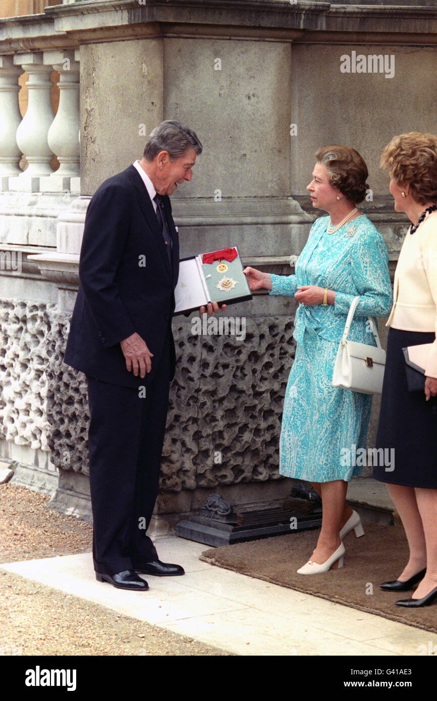 Former US President Ronald Reagan with the Queen, who bestowed one of the highest orders of chivalry, the Knight Grand Cross of the Order of the Bath, at Buckingham Palace. Stock Photo