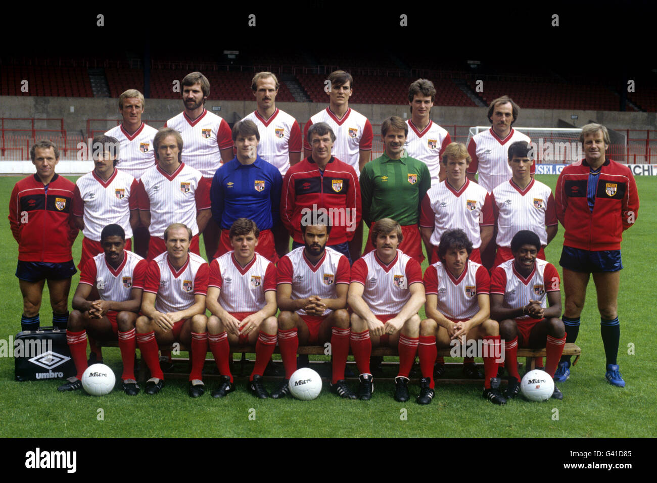 Stoke City team group. Back Row l-r; Derek Parkin, Brendon O'Callaghan, Paul Dyson, Steve Bould, Dave McAughtrie, Paul Maguire. Middle Row, l-r: Mike Allen (Physio), Peter Hampton, Sammy McIlroy, Mark Harrison, Ritchie Barker (Manager), Peter Fox, Peter Griffiths, Ian Painter, Bill Asprey Asst Manager). Front Row, l-r; Neville Chamberlain, Dennis Tueart, Phillip Heath, George Berry, Robbie James, Mickey Thomas, Mark Chamberlain Stock Photo