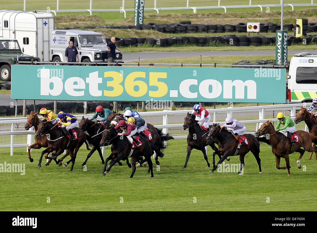 Horse Racing - Totepool Irish Day - Sandown Racecourse. Action from The totesport Home Of Pool Betting Maiden Stakes Stock Photo