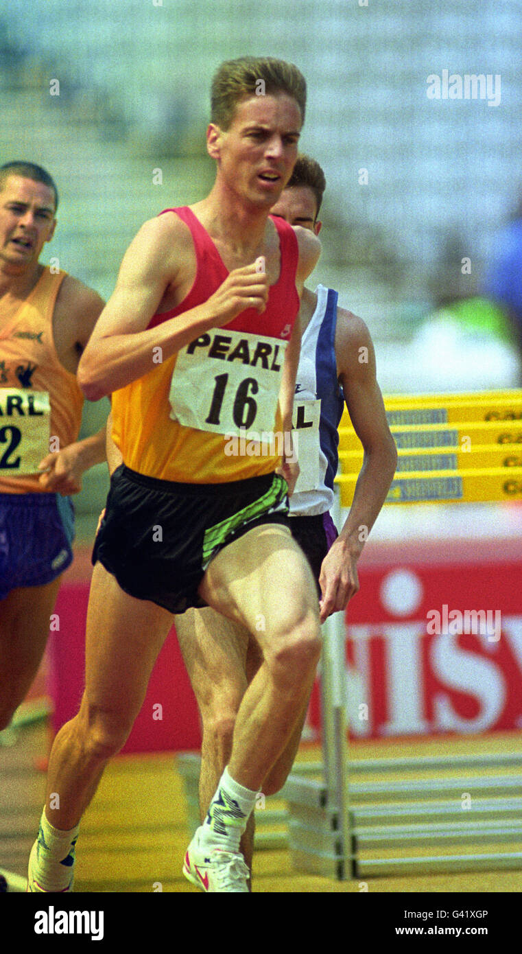 Steve Crabb in action in the 1500 metres at Sheffield Stock Photo