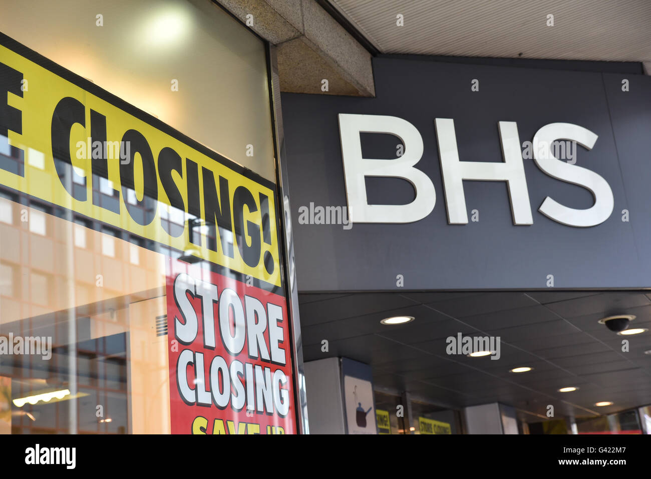 Oxford Street, London, UK. 17th June, 2016. The BHS flagship store on Oxford Street has a closing down sale. © Matthew Chattle/A Stock Photo