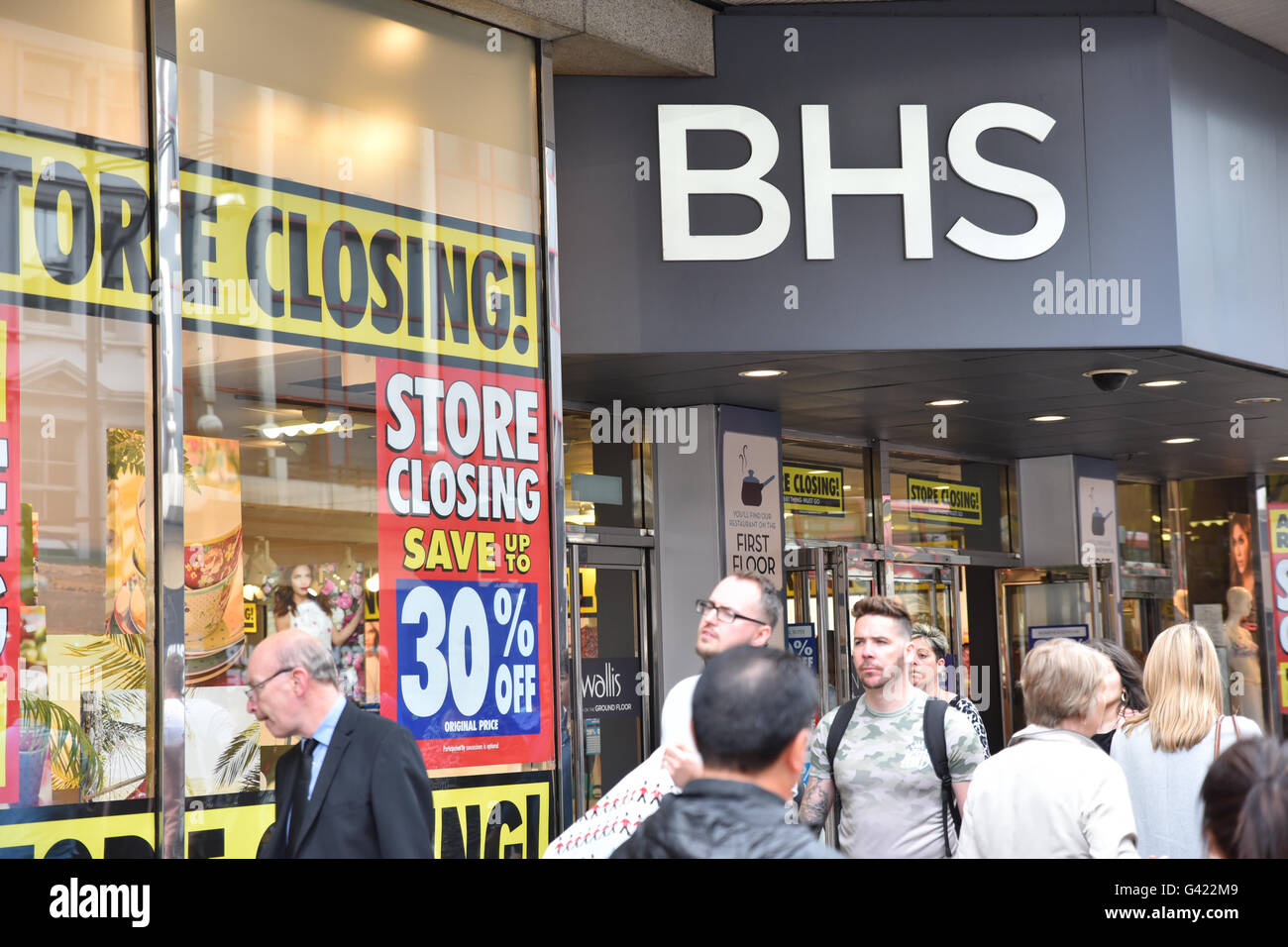 Oxford Street, London, UK. 17th June, 2016. The BHS flagship store on Oxford Street has a closing down sale. © Matthew Chattle/A Stock Photo