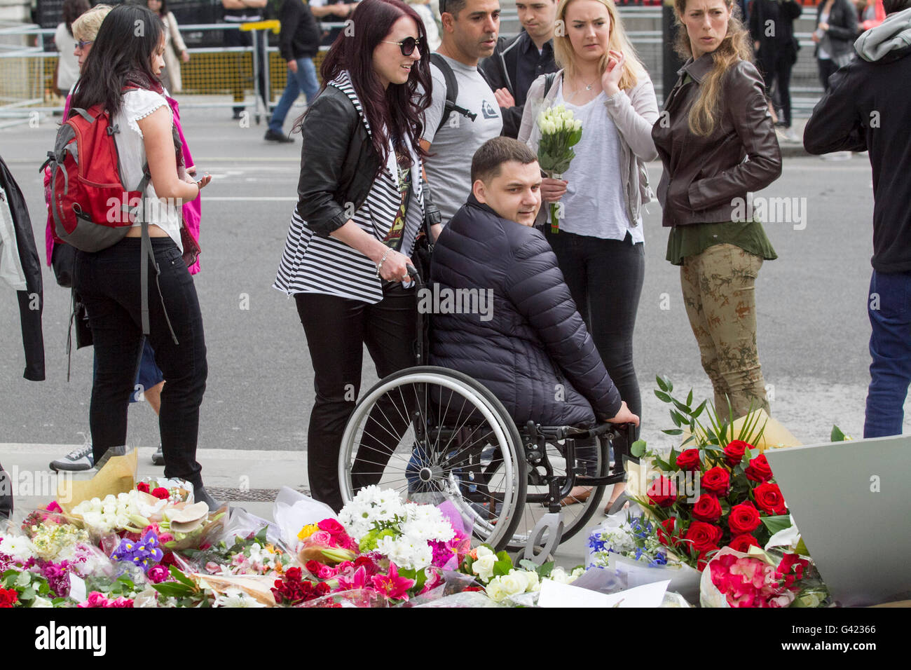 London,UK. 17th June 2016. Crowds and some grief stricken members of the public gather in front of the makeshift shrine in Parliament Square honouring British Labour MP Jo Cox who was murdered  in Birstall Yorkshire on June 16 Credit:  amer ghazzal/Alamy Live News Stock Photo