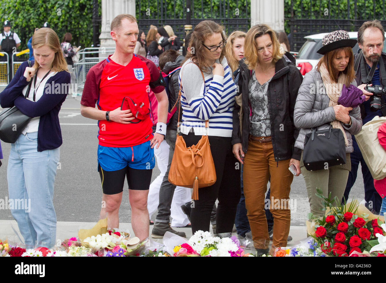 London,UK. 17th June 2016. Crowds and some grief stricken members of the public gather in front of the makeshift shrine in Parliament Square honouring British Labour MP Jo Cox who was murdered  in Birstall Yorkshire on June 16 Credit:  amer ghazzal/Alamy Live News Stock Photo