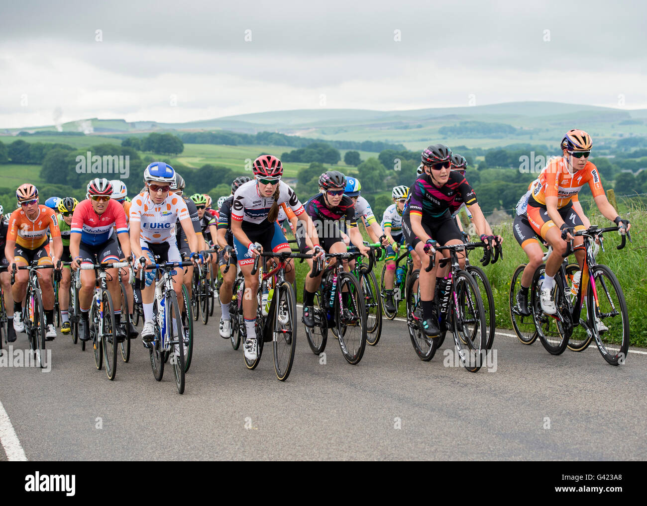 The Aviva Women's Tour winds it's way through the hilly lanes of the Derbyshire Peak District. Derbyshire, UK. 17th June 2016 Stock Photo