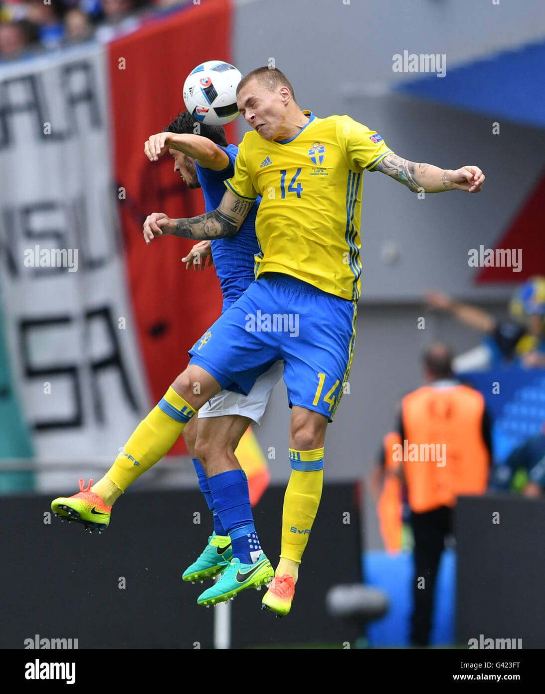 Toulouse, France. 17th June, 2016. Sweden's Victor Lindelof (R) vies for the ball during the UEFA Euro 2016 group E match between Italy and Sweden at the Stadium Municipal in Toulouse, France, June 17, 2016. Credit:  Tao Xiyi/Xinhua/Alamy Live News Stock Photo