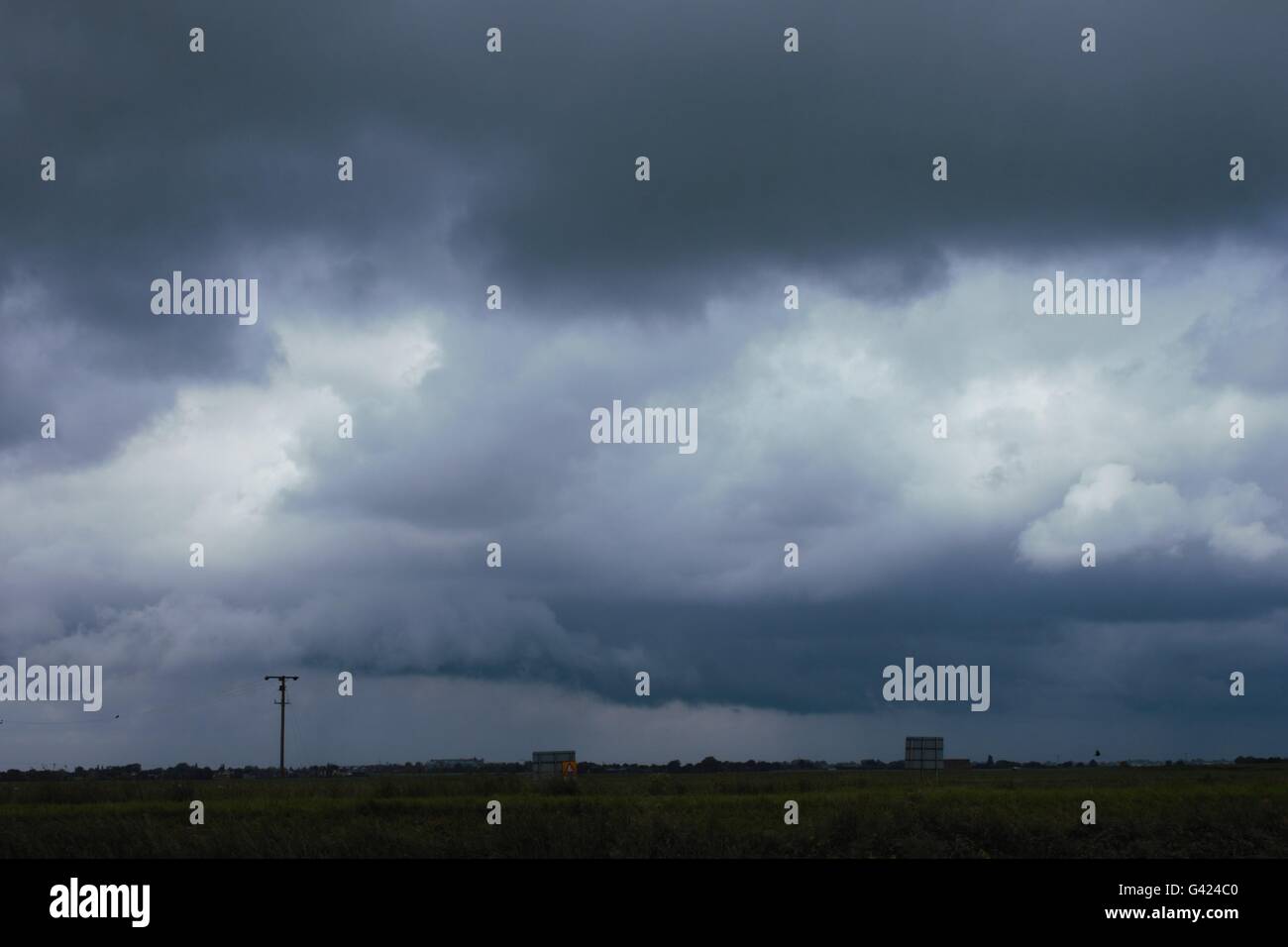 March, Cambridgeshire, UK. 17th June 2016.  Stormy skies threaten further downpours near March in Cambridgeshire. Credit:  hspall/Alamy Live News Stock Photo