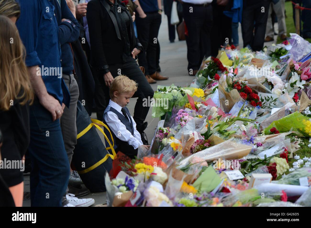 London, England. 17 June 2016. A small child looks at the tributes for Jo Cox MP. Credit: Marc Ward/Alamy Live News Stock Photo