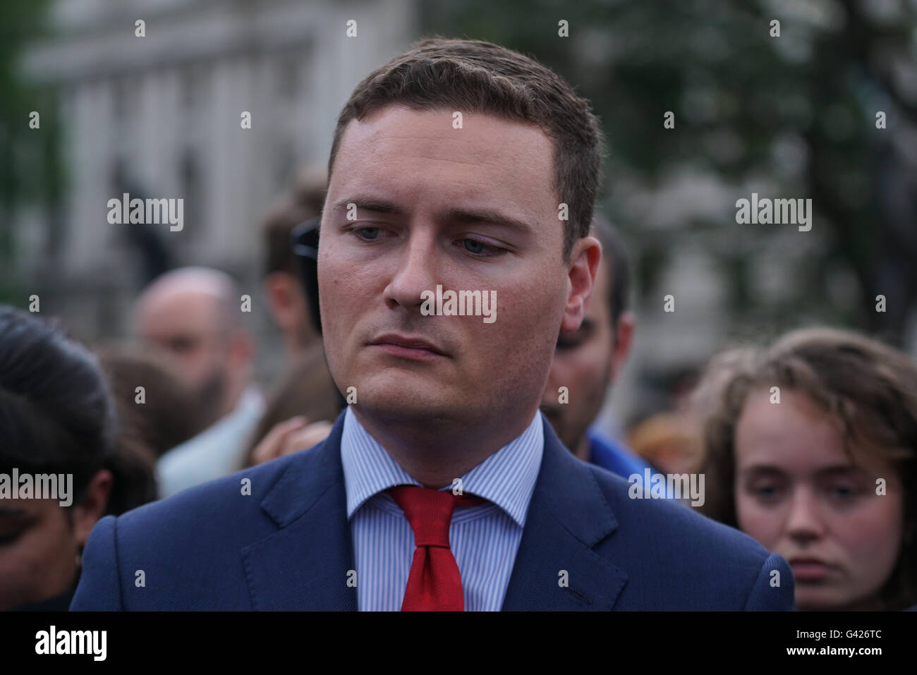 London, England, UK. 17th June, 2016. Labour MP pay respect and send a massage No Hate a vigil for Jo Cox MP who was shot and stabbed yesterday in Bristall, at Parliament square in London. Credit:  See Li/Alamy Live News Stock Photo