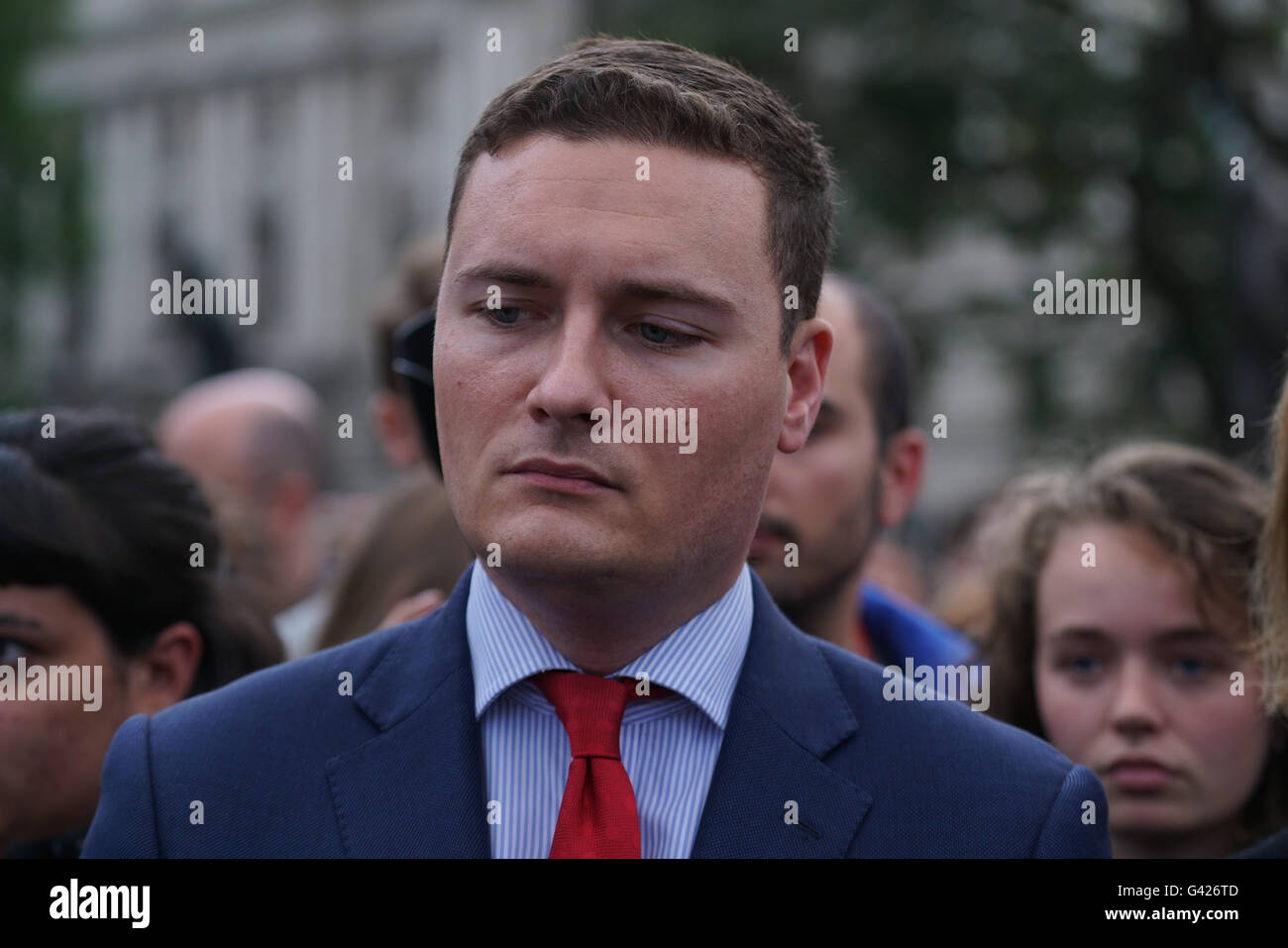 London, England, UK. 17th June, 2016. Labour MP pay respect and send a massage No Hate a vigil for Jo Cox MP who was shot and stabbed yesterday in Bristall, at Parliament square in London. Credit:  See Li/Alamy Live News Stock Photo