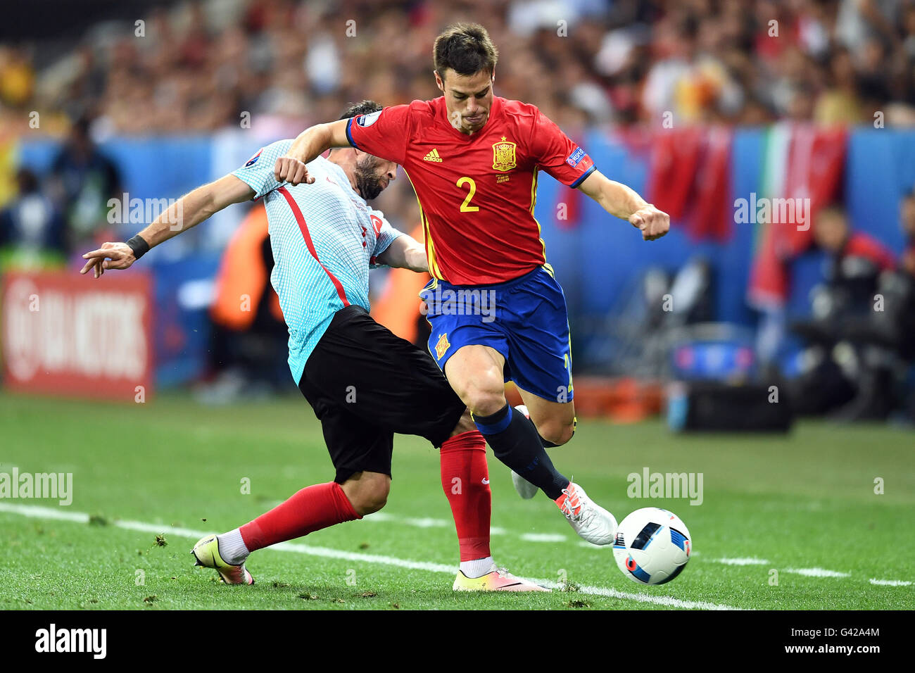 Nizza France 17th June 16 Cesar Azpilicueta R Of Spain Vies For The Ball With Gokhan Gonul Of Turkey During The Group D Soccer Match Of The Uefa Euro 16 Between Spain