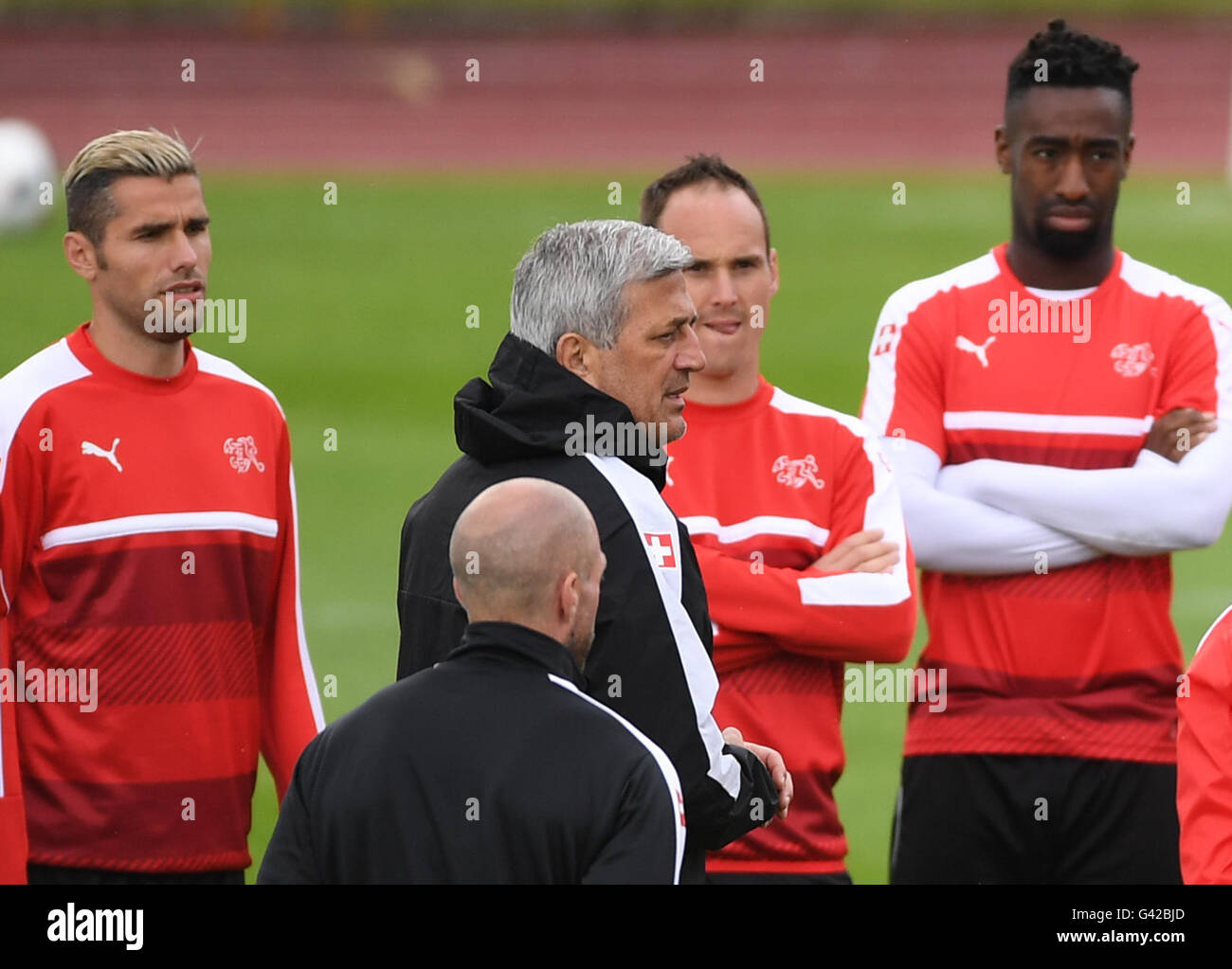 Coach Vladimir Petkovic (C) of Switzerland talks to his player with Valon Behrami (L) during a training session of team Switzerland at the Stadium Nord Lille Metropole in Villeneuve-d'Ascq, France, 18 June, 2016. Switzerland play France in a Euro 2016 group A soccer soccer match in Lille on 19 June. Photo: Marius Becker/dpa Stock Photo