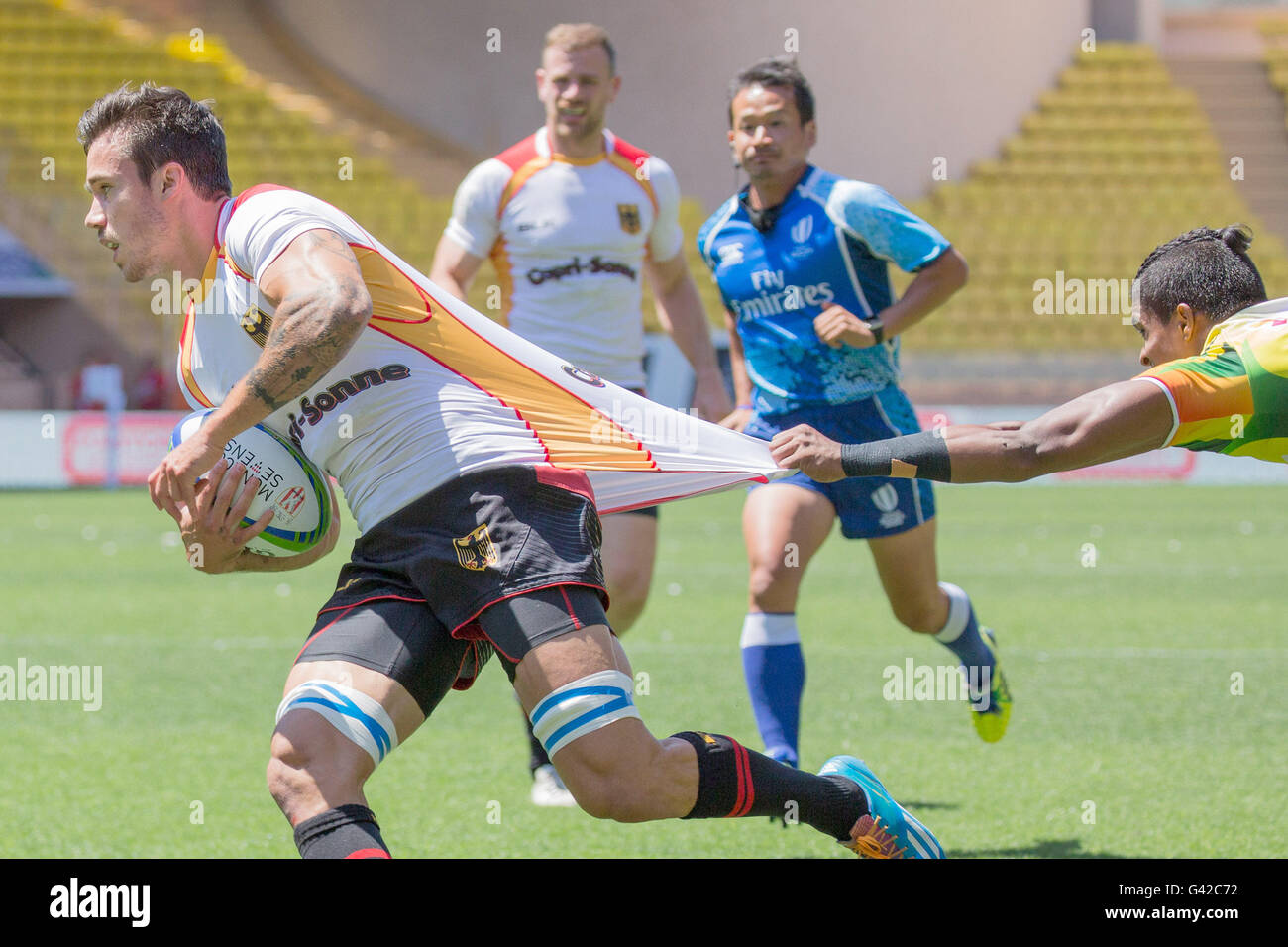 A picture dated 19 June 2016 shows Tim Biniak (Germany, l) being held up by Richard Dharmapala (Sri Lanka, r) in the match Sri Lanka vs. Germany at the rugby Olympia qualification tournament in Monaco. Photo: Juergen Kessler/dpa - NO WIRE SERVICE - Stock Photo