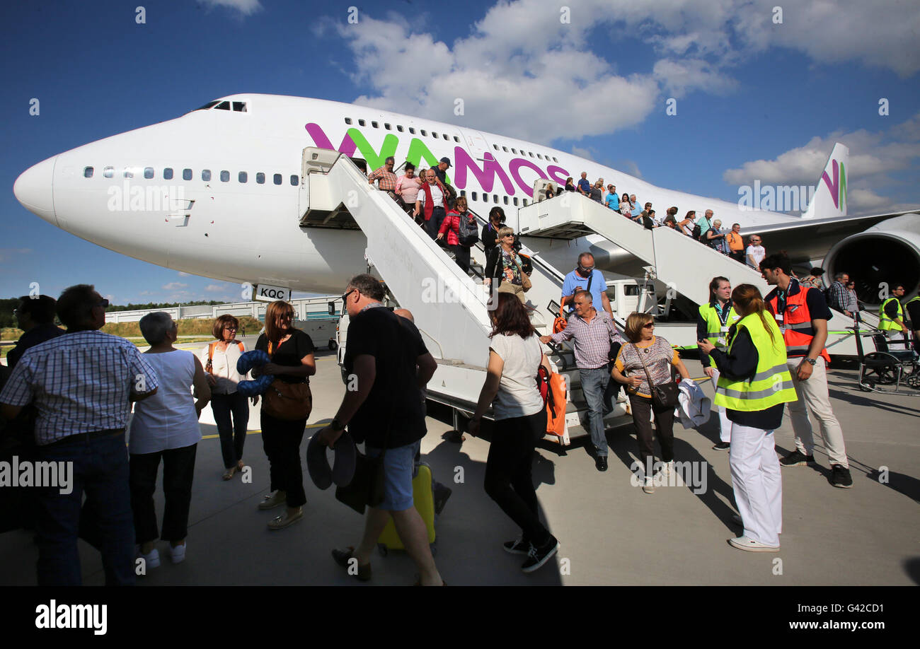 Rostock, Germany. 18th June, 2016. A civilian jumbo jet is dispatched