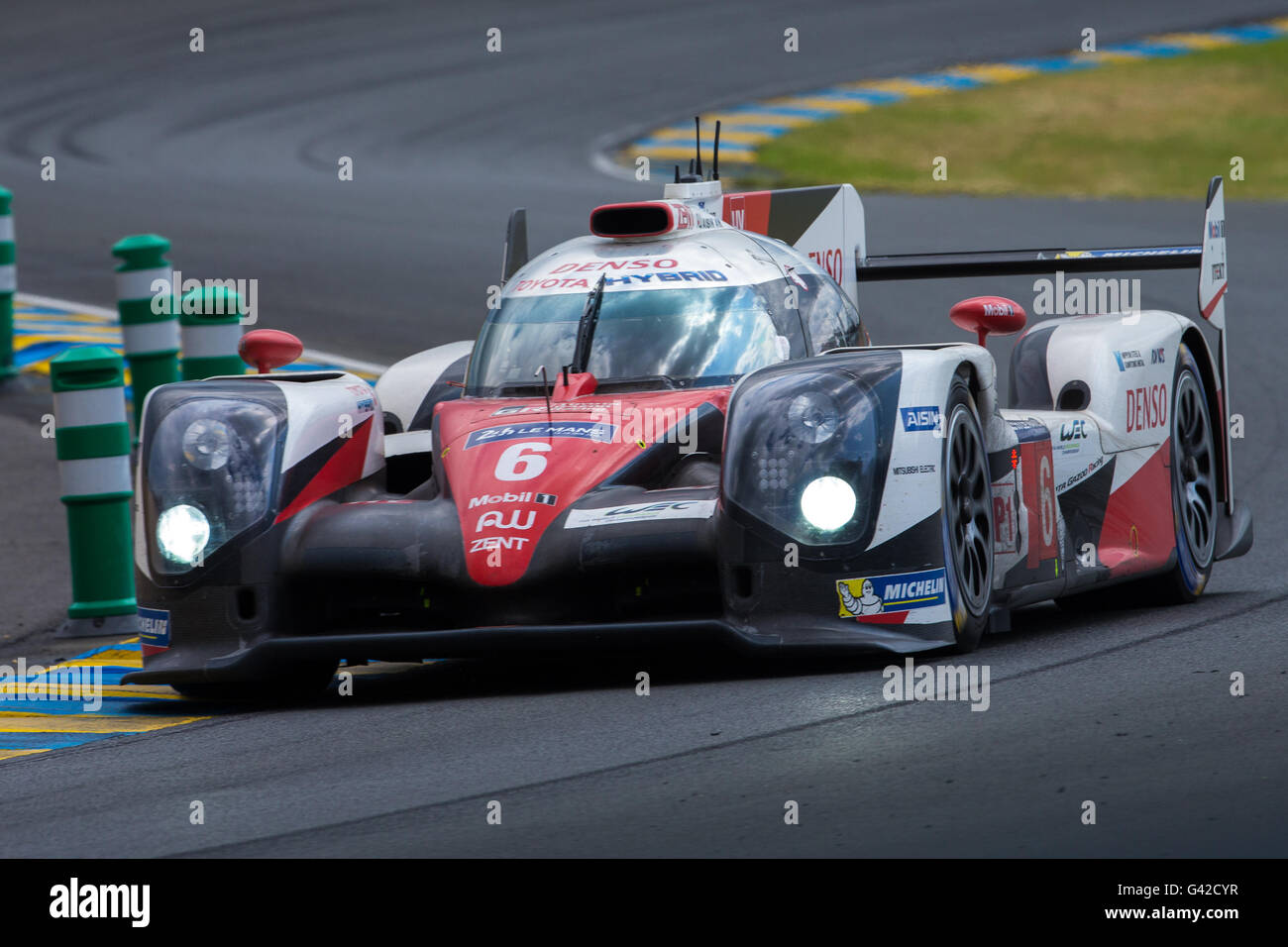 Le Mans Circuit, Le Mans, France. 18th June, 2016. Le Mans 24 Hours Race. Toyota Gazoo Racing TS050 Hybrid LMP1 driven by Mike Conway, Stephane Sarrazin and Kamui Kobayashi. Credit:  Action Plus Sports/Alamy Live News Stock Photo