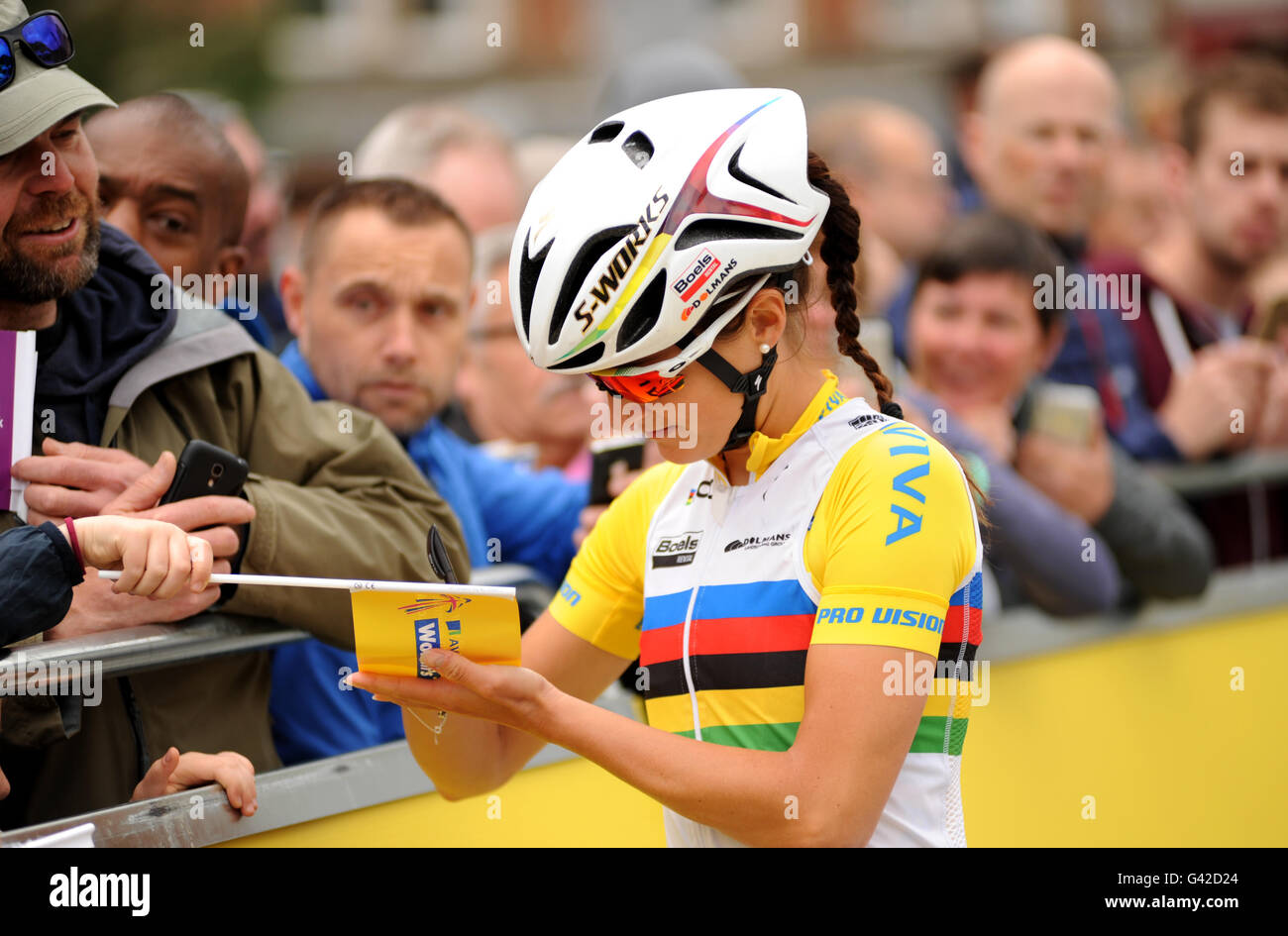Nottingham to Stoke-on-Trent, UK. 18th June, 2016. Aviva Women's Tour Stage 4. Race leader Lizzie Armitstead (GBR) of Boels Dolmans Cycling Team signs autographs before the race. @ Credit:  David Partridge/Alamy Live News Stock Photo