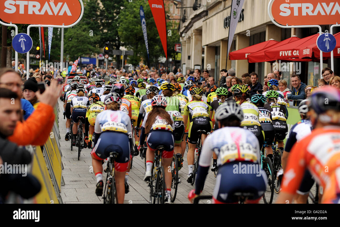 Nottingham to Stoke-on-Trent, UK. 18th June, 2016. Aviva Women's Tour Stage 4. Riders head out of the Old Market Square at the start of the race. @ Credit:  David Partridge/Alamy Live News Stock Photo
