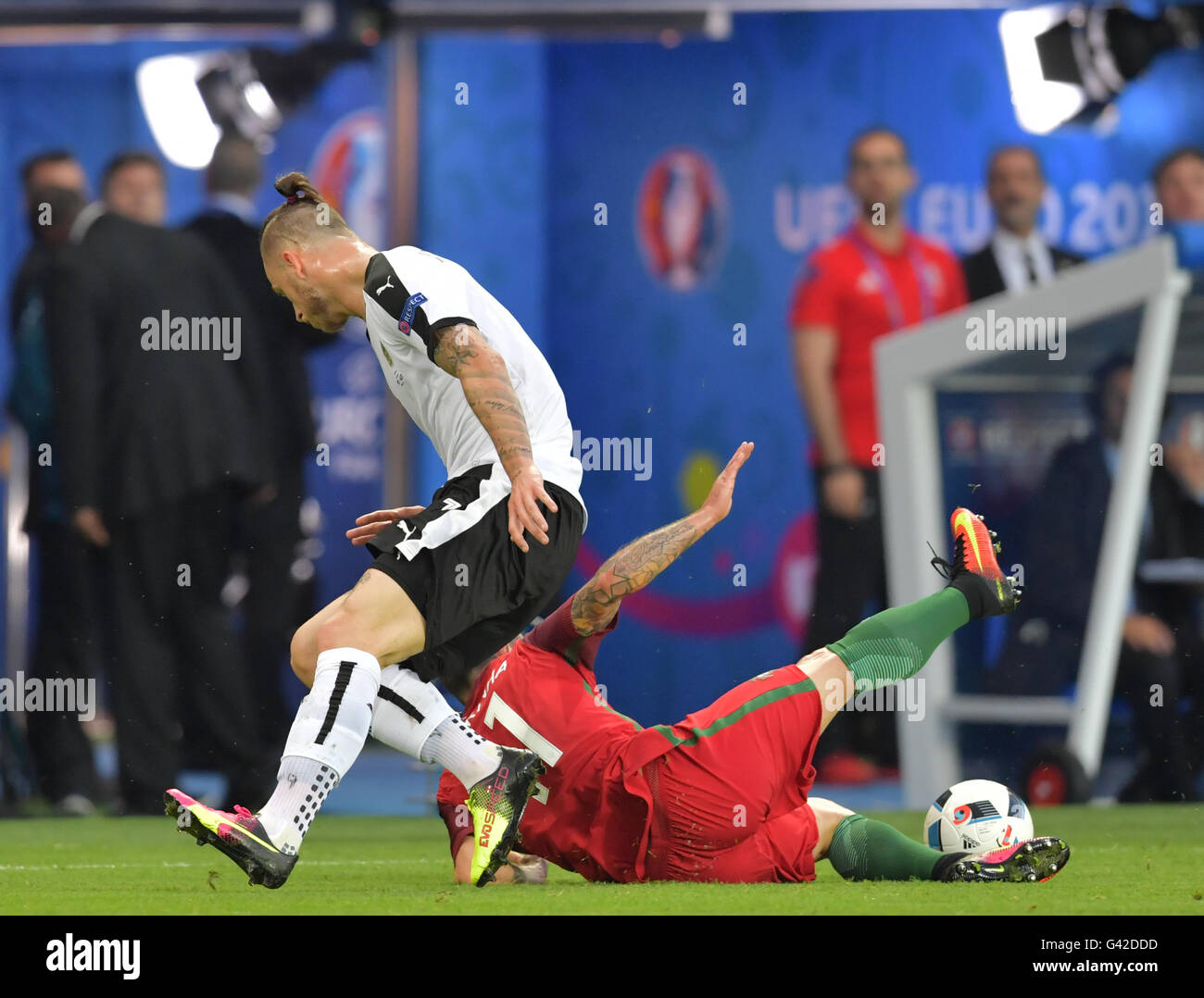 Paris, France. 18th June, 2016. Vieirinha (R) of Portugal and Marko Arnautovic of Austria vie for the ball during the UEFA Euro 2016 Group F soccer match Portugal vs. Austria at the Parc des Princes stadium in Paris, France, 18 June 2016. Photo: Peter Kneffel/dpa/Alamy Live News Stock Photo