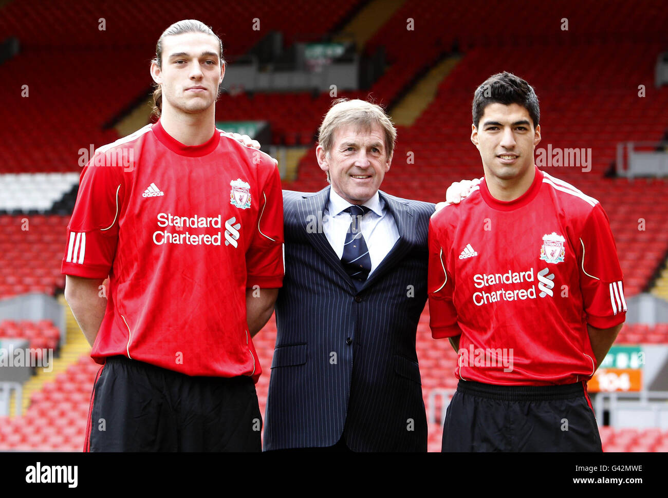 Liverpool new signings Andy Carroll (left) and Luis Suarez (right) with  manager Kenny Dalglish after a Press Conference at Anfield, Liverpool Stock  Photo - Alamy