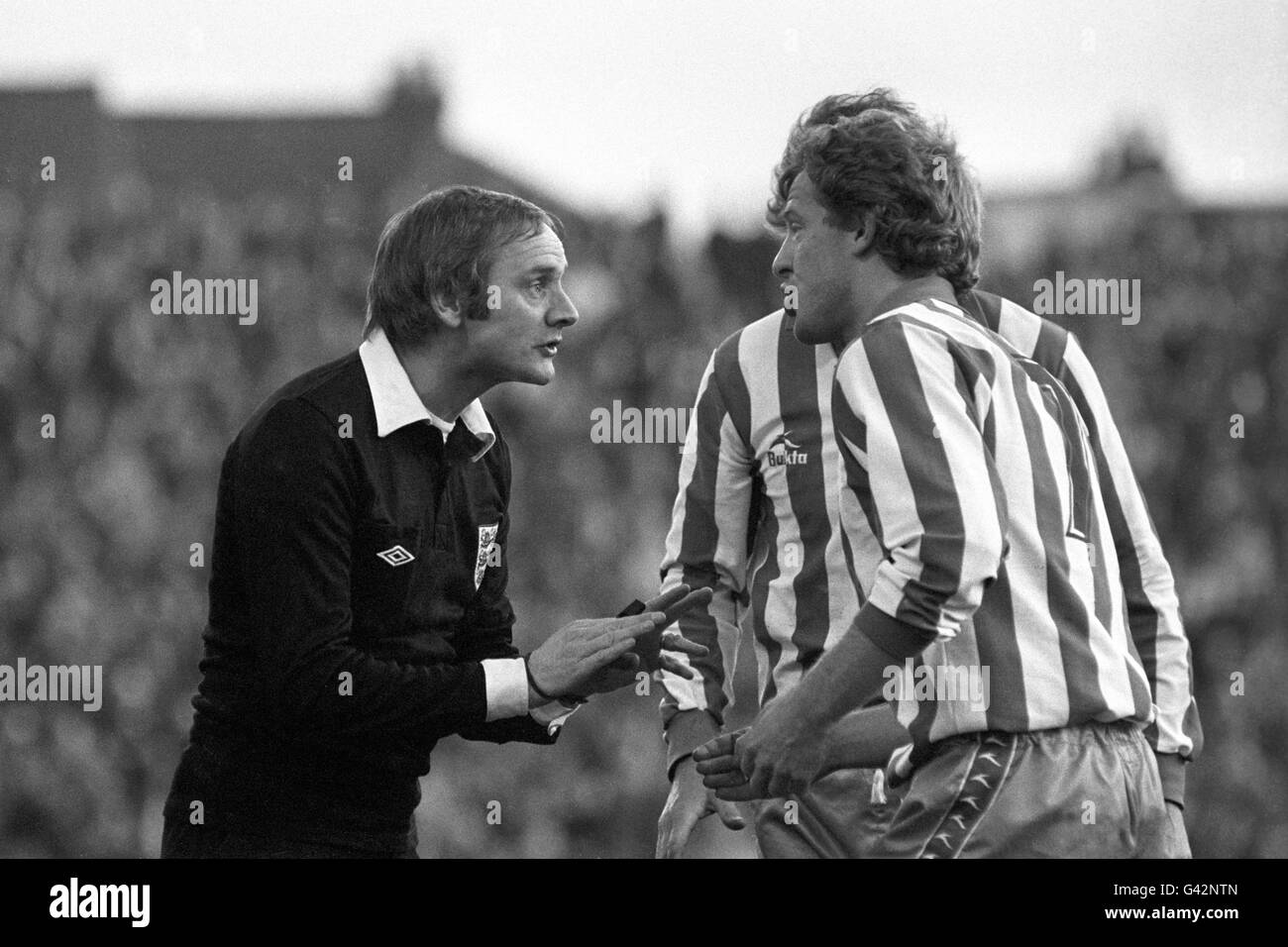 Referee SG Bates tries to calm Sheffield Wednesday's Gary Megson (r) during their match against Crystal Palace Stock Photo