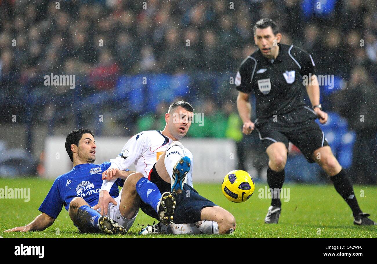 Soccer - Barclays Premier League - Bolton Wanderers v Everton - Reebok Stadium. Everton's Mikel Arteta (left) and Bolton Wanderers' Paul Robinson (centre) battle for the ball as match referee Lee Probert looks on. Stock Photo