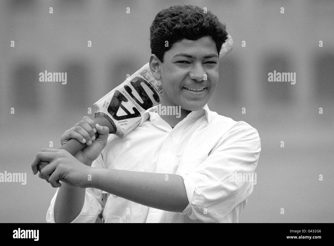 Stockport schoolboy Fasil Nasim with a cricket bat at Aitcheson College, Lahore, Pakistan. Stock Photo